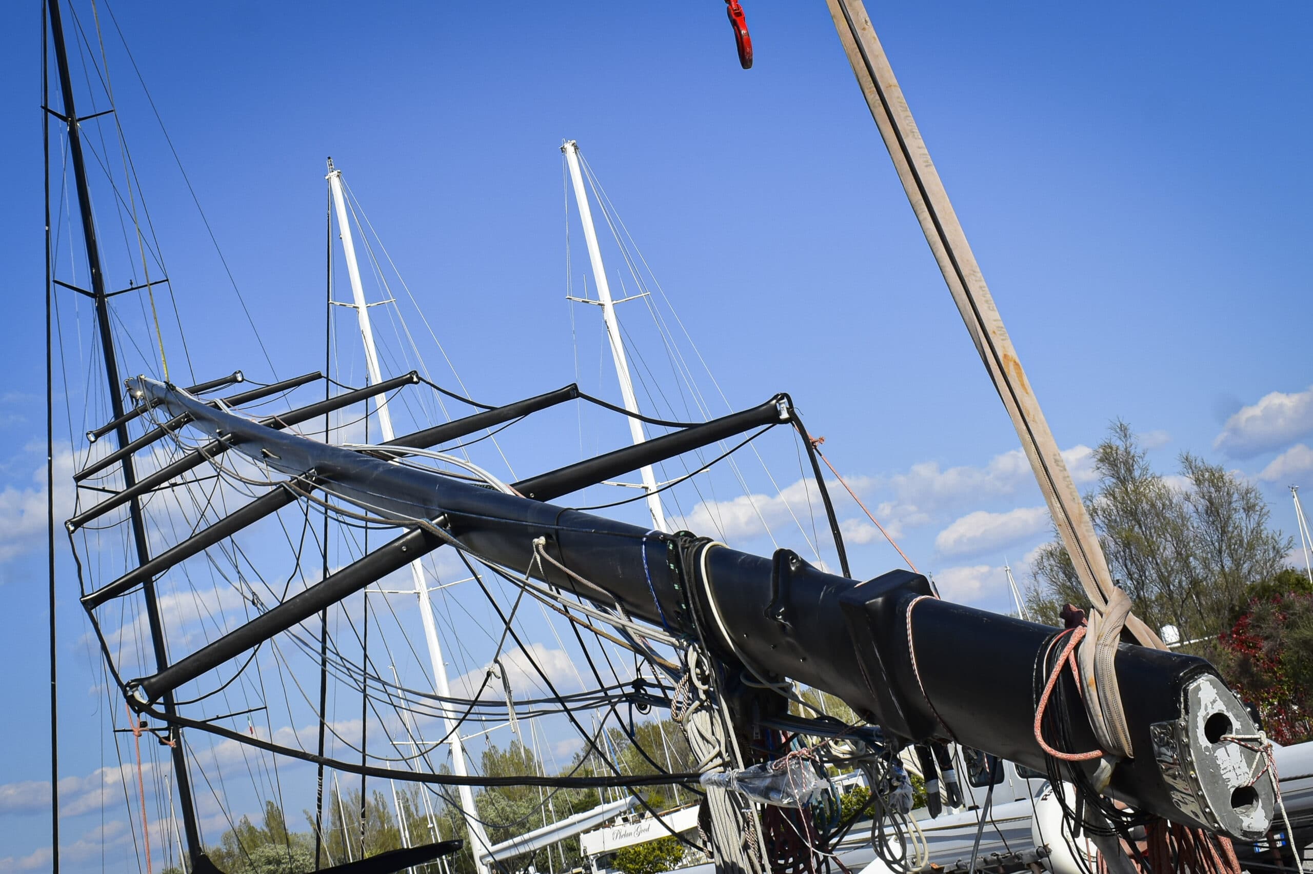 Masting operations of Maxi Jena